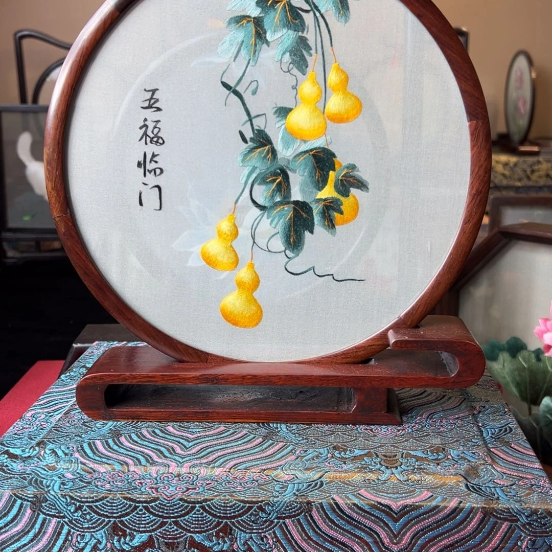 滨***场刺绣纯手工刺绣双面绣实木摆件