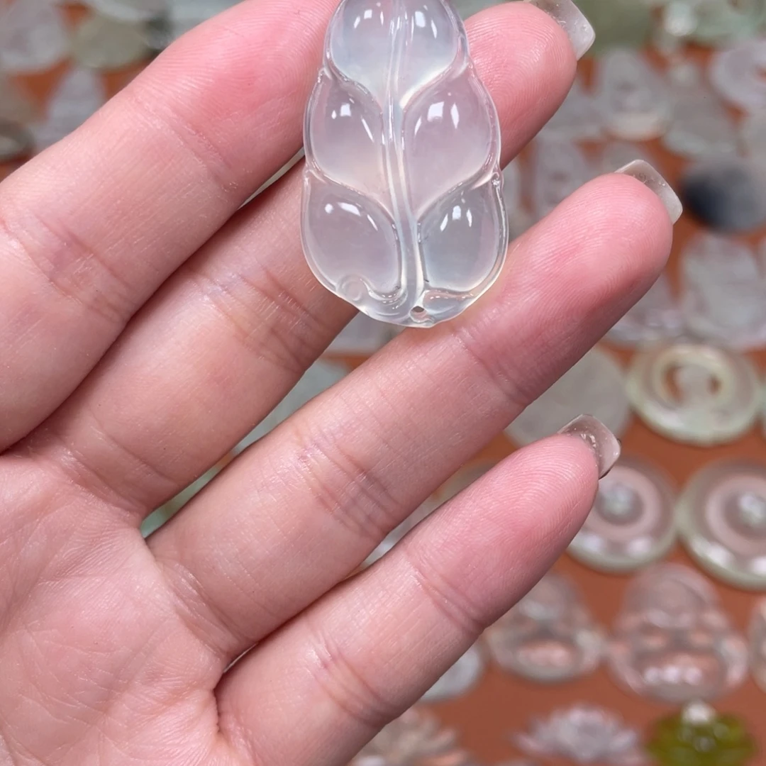 透闪石-蛇纹石玉未镶嵌颈饰
