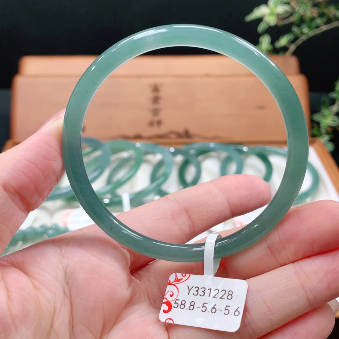 翡翠手镯未镶嵌天然