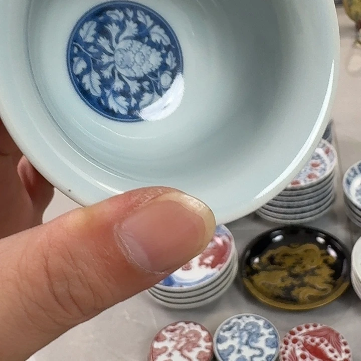 瓷片青花国色天香主人杯