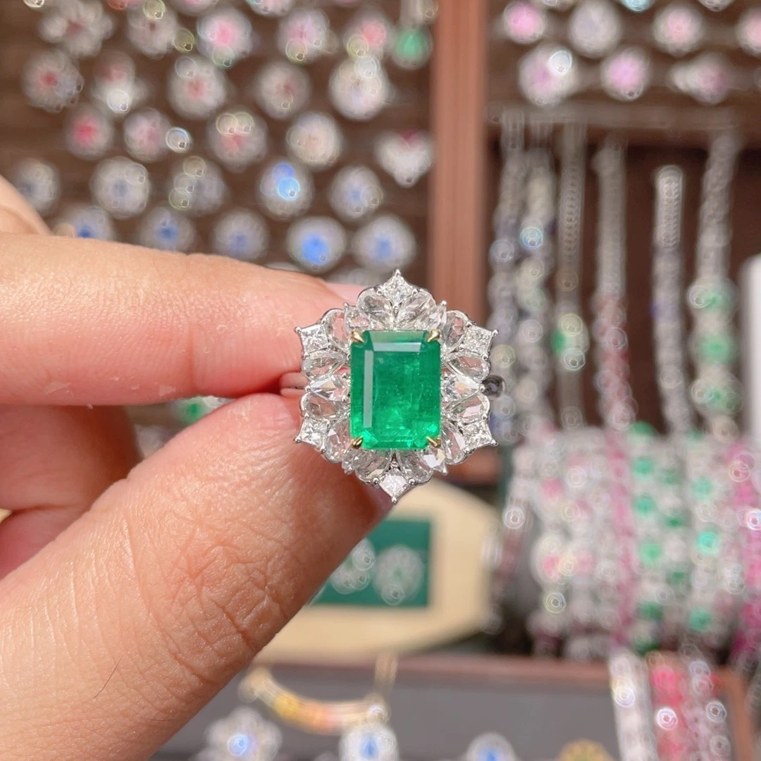 18K金镶嵌戒指祖母绿2.36ct