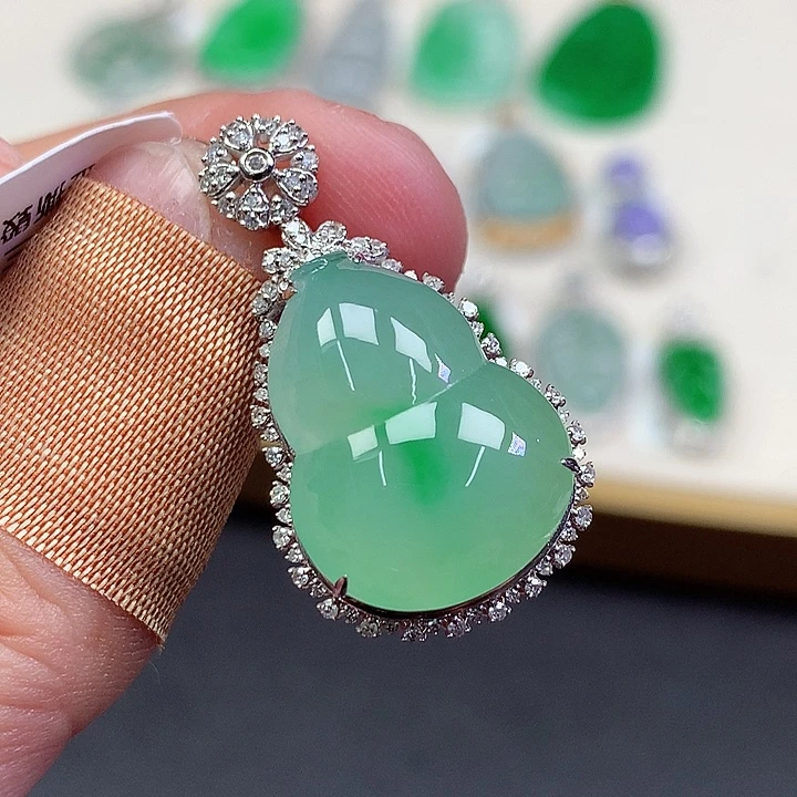 翡翠18K金镶嵌颈饰