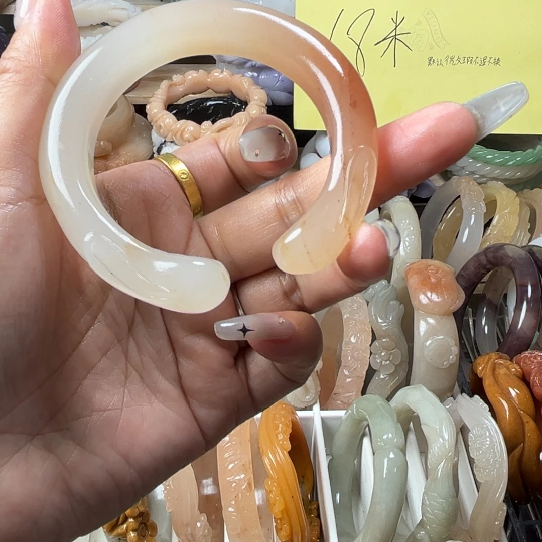 石英质玉未镶嵌雕花手镯