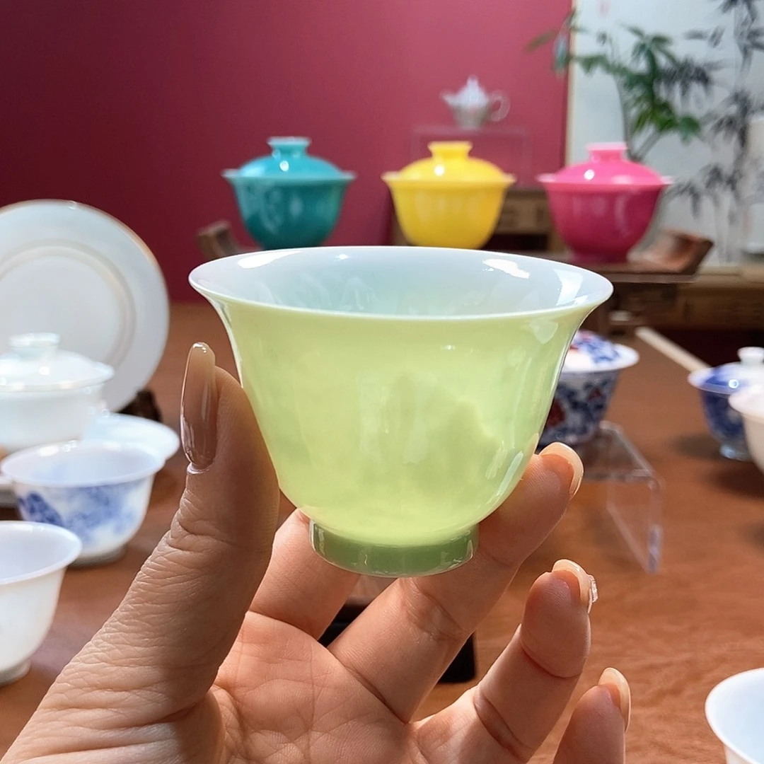 山月闲薄胎脱胎瓷单色釉苹果绿内模印山水主人杯