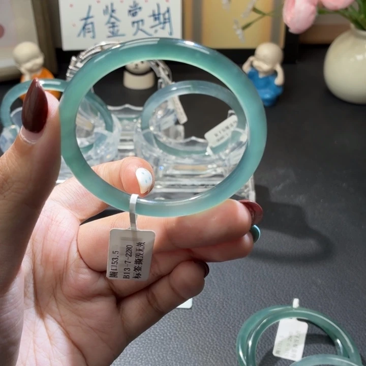 翡翠未镶嵌手镯纯净啤酒瓶绿53