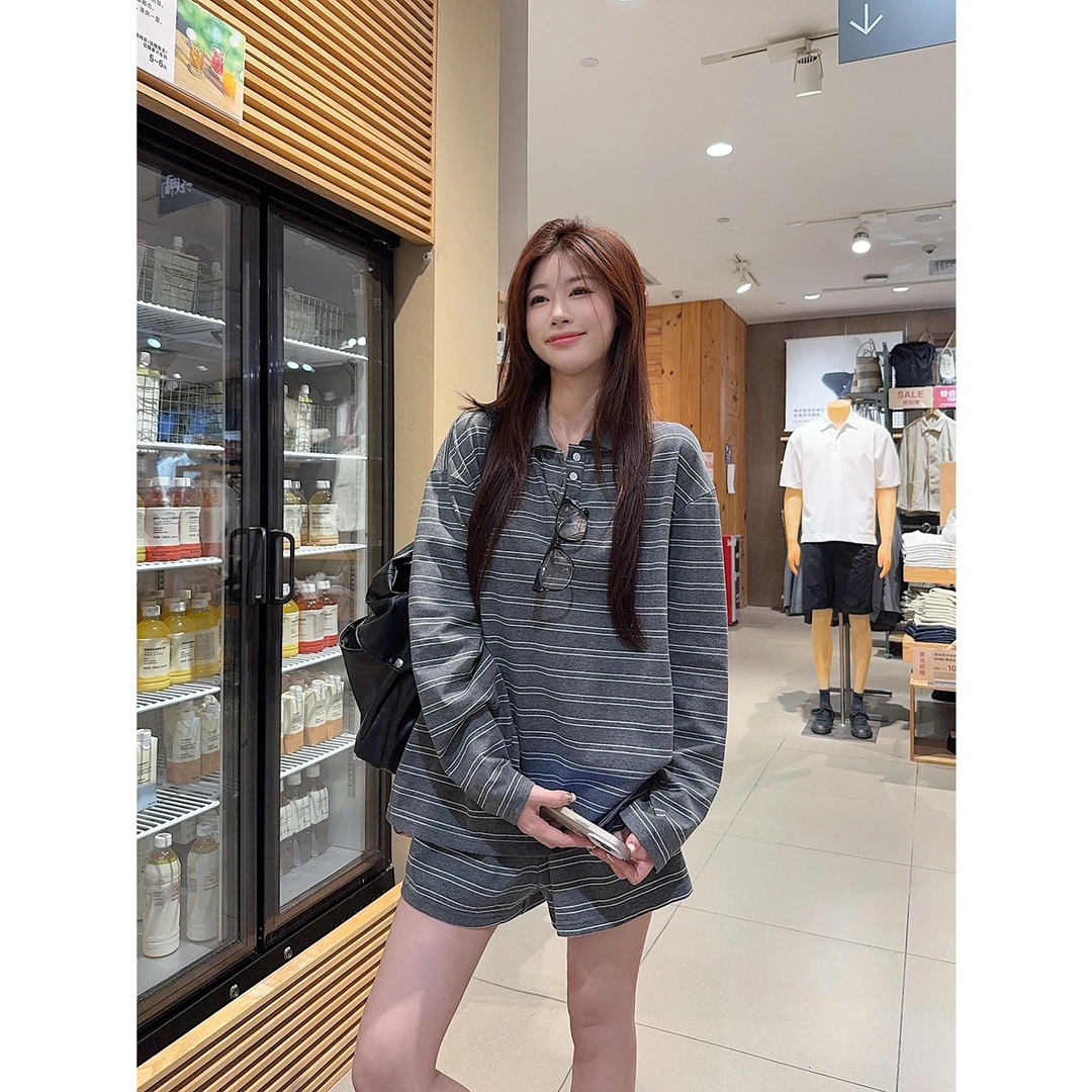慵懒松弛感套装灰色条纹polo领长袖T恤女夏季休闲阔腿短裤两件套