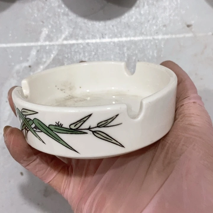 瓷片白玫牌烟灰缸口径9厘米