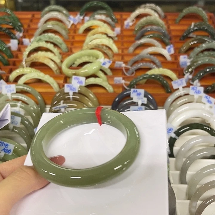 奈***何和田玉未镶嵌手镯