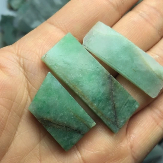 翡翠未镶嵌颈饰裸石