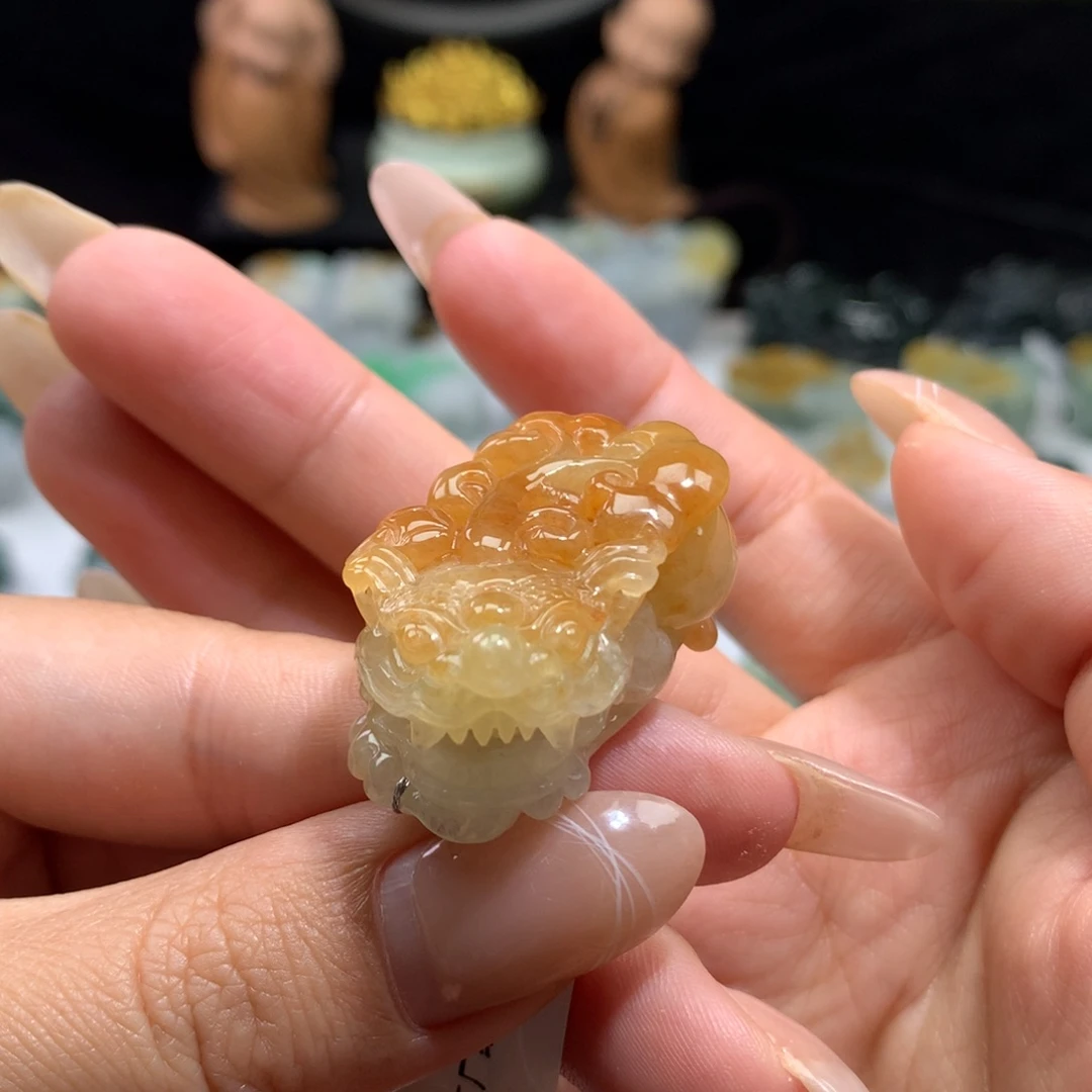 翡翠未镶嵌颈饰   含珠貔貅
