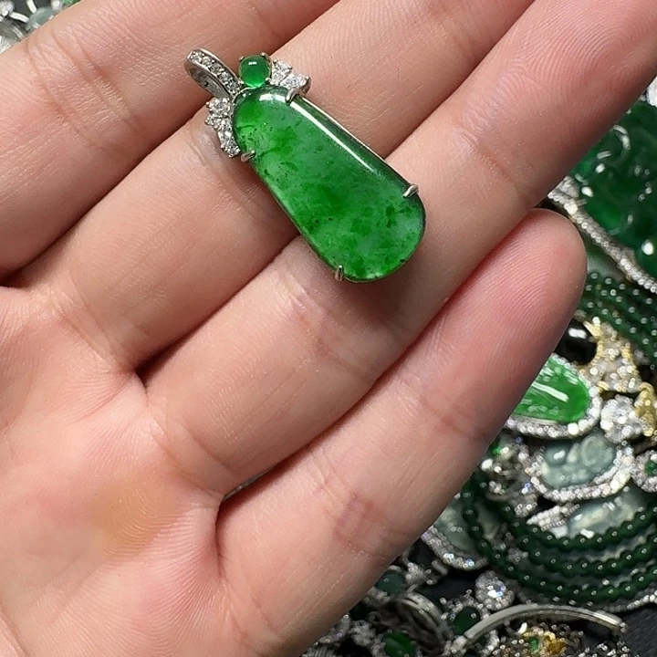 翡翠未镶嵌颈饰天然A货翡翠放漏
