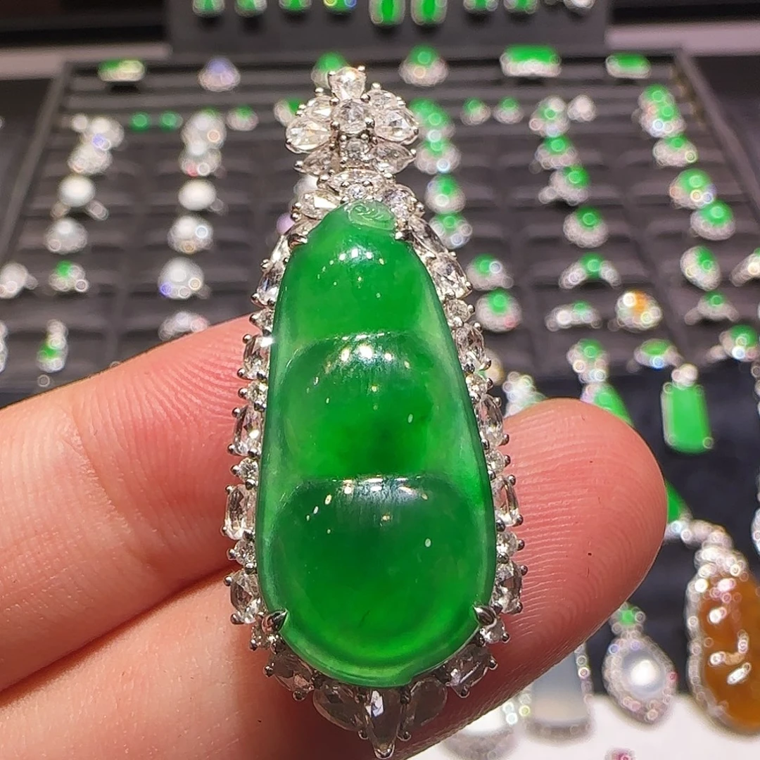 翡翠18K金镶嵌颈饰吊坠