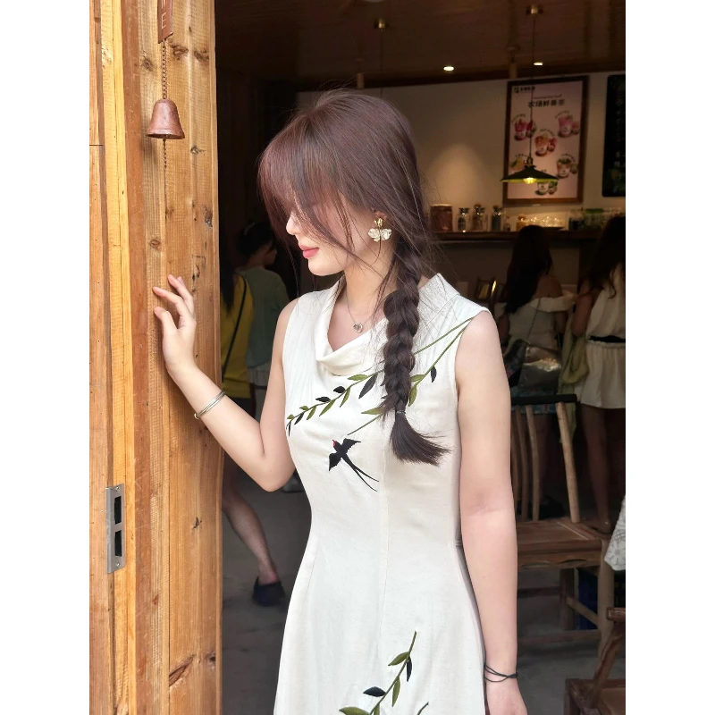 轻奢女人味裙子女款爆款2025新款高级感时尚洋气无袖荡领连衣裙