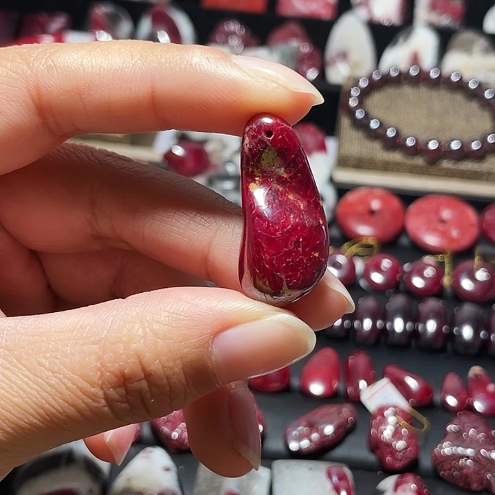 天然辰砂原矿随形吊坠17克