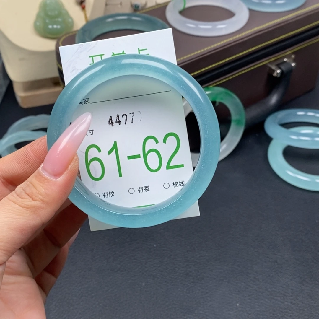 肉***子石英质玉未镶嵌手镯