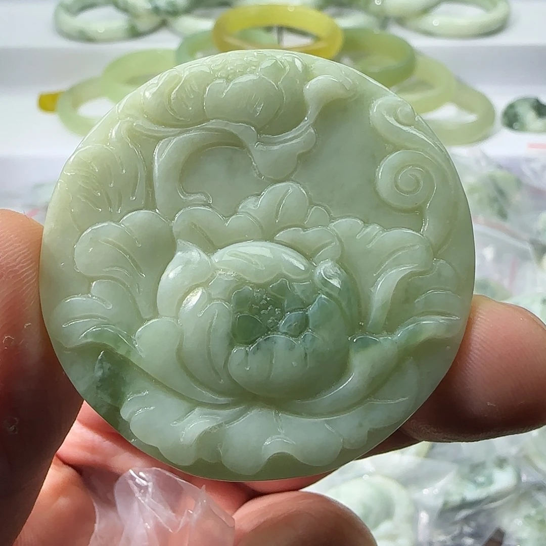 透闪石-蛇纹石玉未镶嵌颈饰