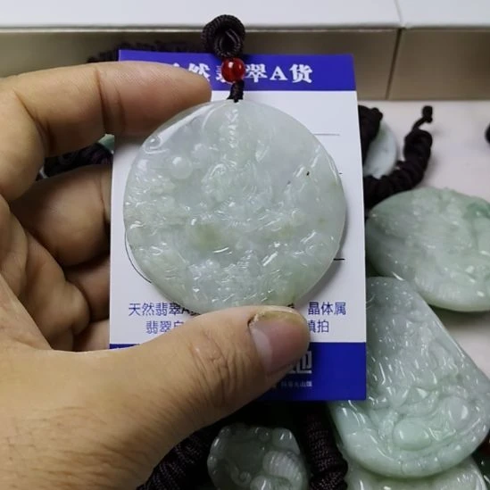 翡翠未镶嵌颈饰挂件