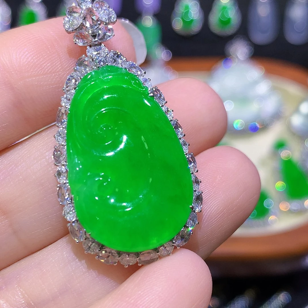 颈饰18K金镶嵌翡翠高冰满绿黄阳绿如意一刀切