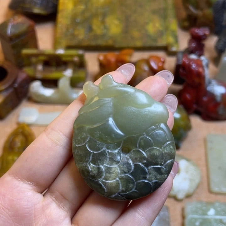 蛇纹石玉未镶嵌颈饰