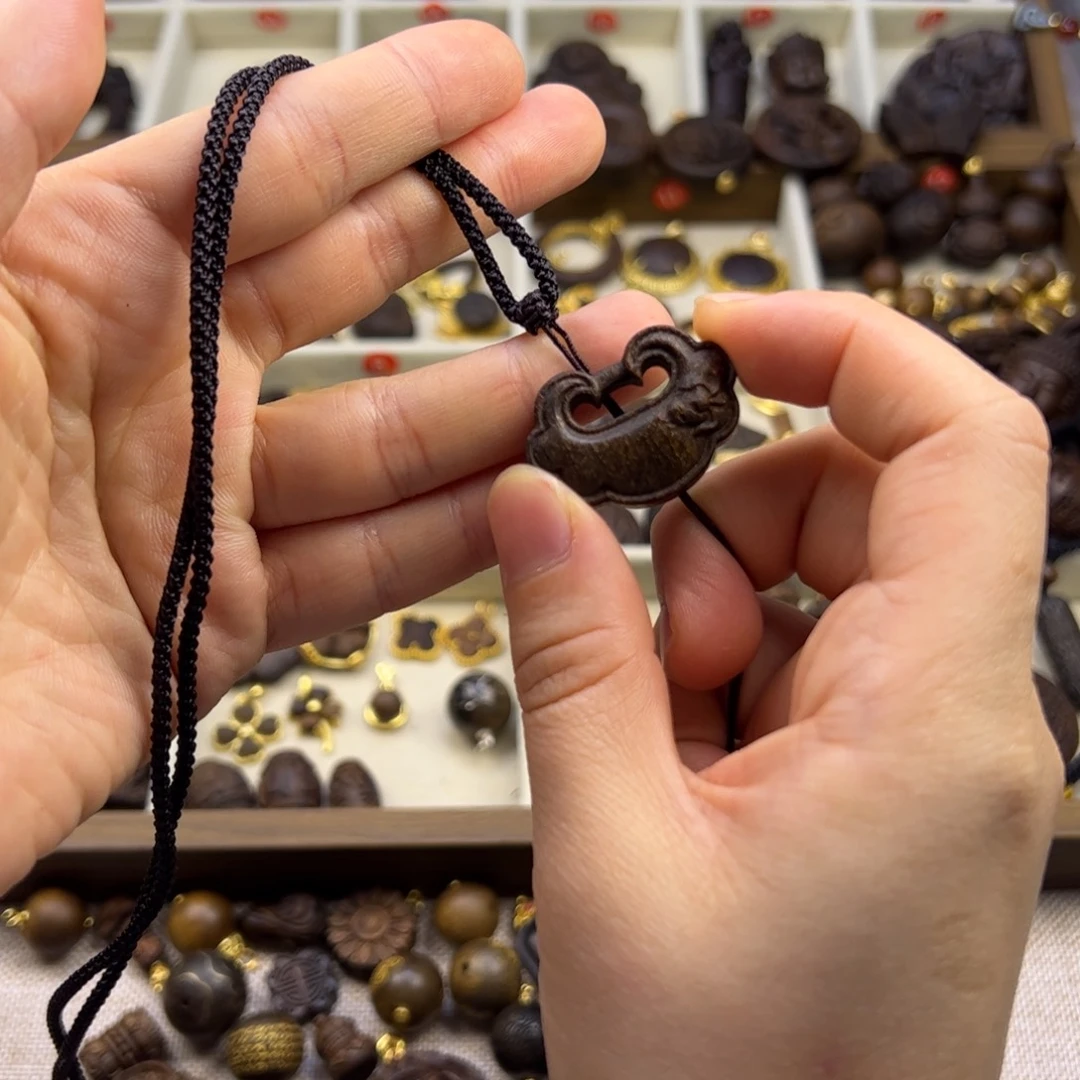 木质类步步生莲随行脖挂配饰