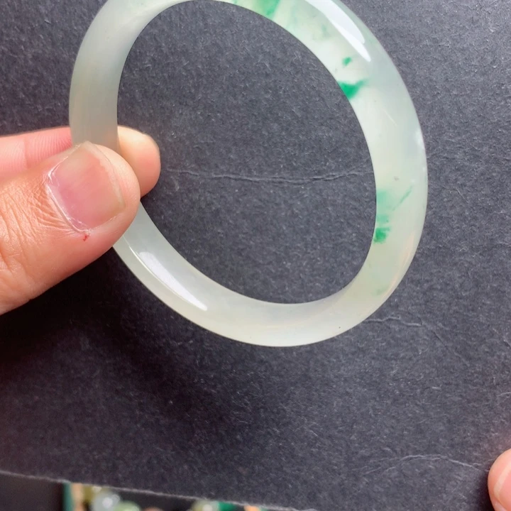 未镶嵌手镯石英质玉