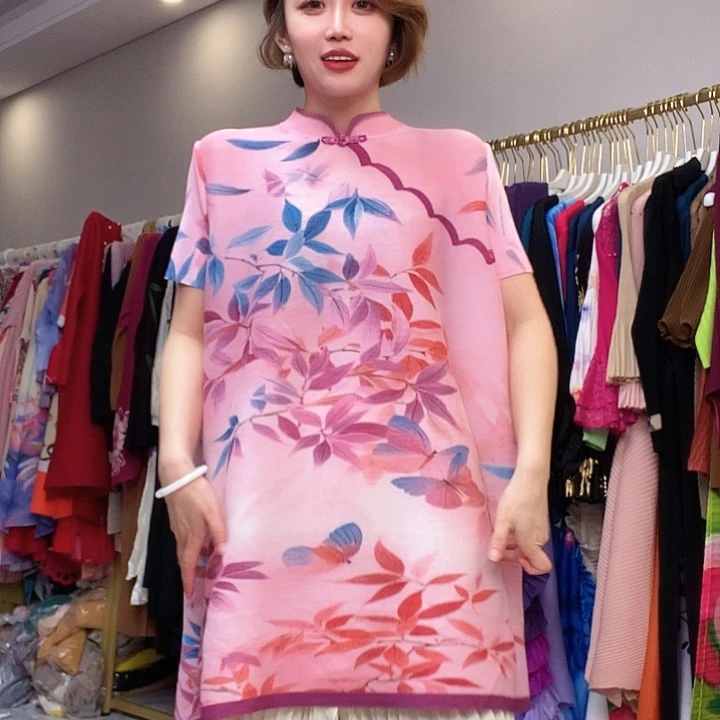 褶皱的大码连衣裙