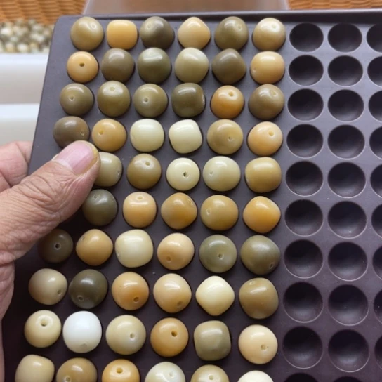 白玉菩提吊坠瑕疵13-12清黄桶珠60颗