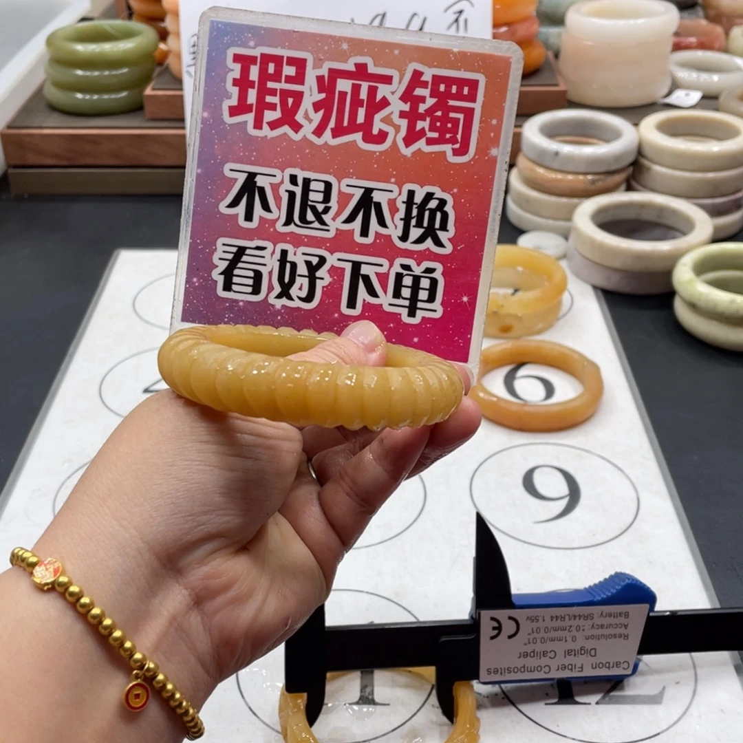 希***毅未镶嵌手镯石英质玉