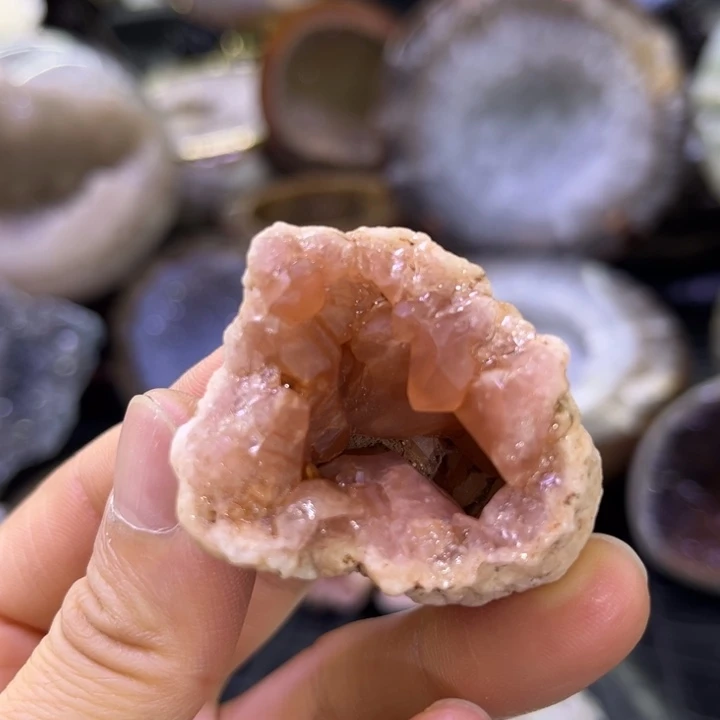 水晶珠宝半成品未镶嵌粉晶洞