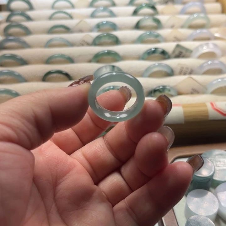 翡翠未镶嵌戒指蓝水