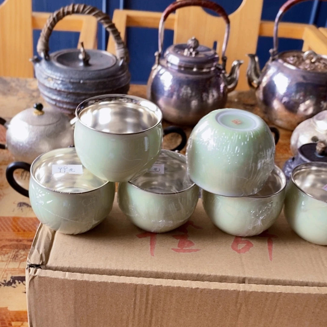 足银的小茶杯内胆是银子，外观是瓷器