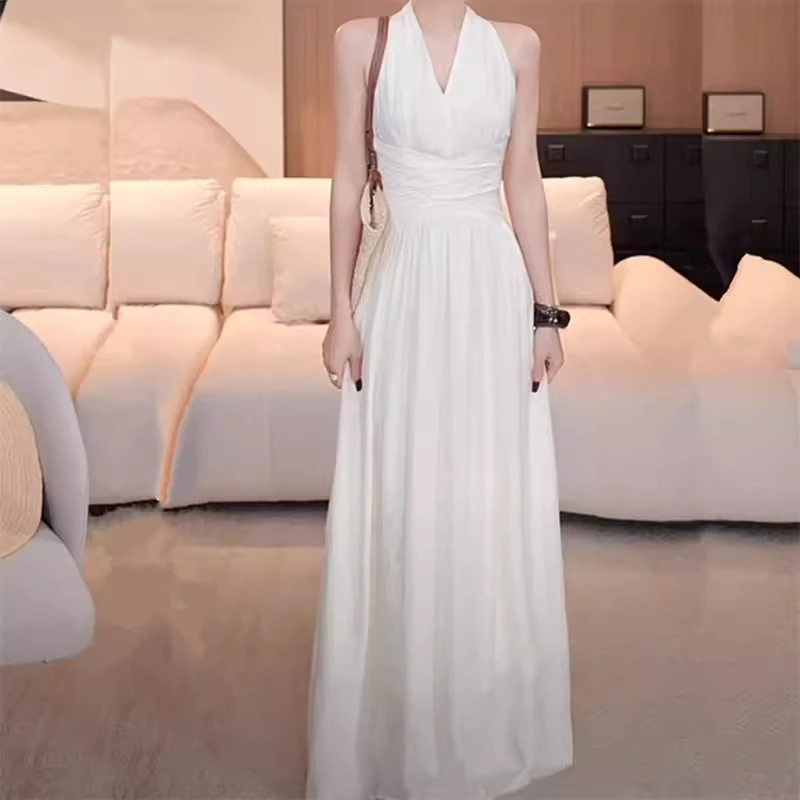 2气质显瘦连衣裙夏季新款时尚收腰小黑裙度假海边挂脖吊带裙女