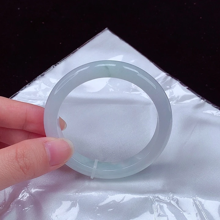 翡翠手镯未镶嵌翡翠