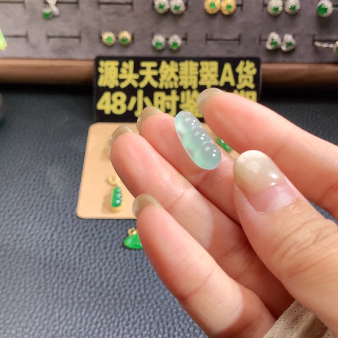 豌****翡翠未镶嵌颈饰豆子