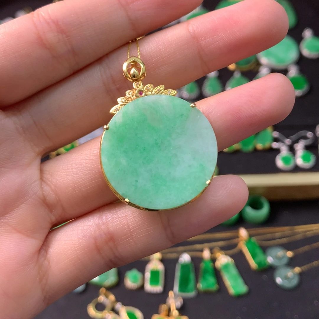 翡翠18K金镶嵌颈饰有纹