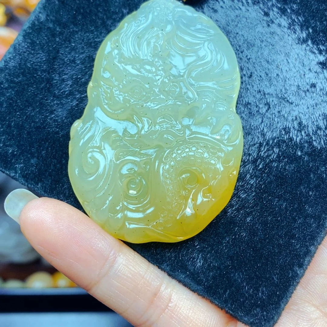 未镶嵌石英质玉（黄龙玉）颈饰