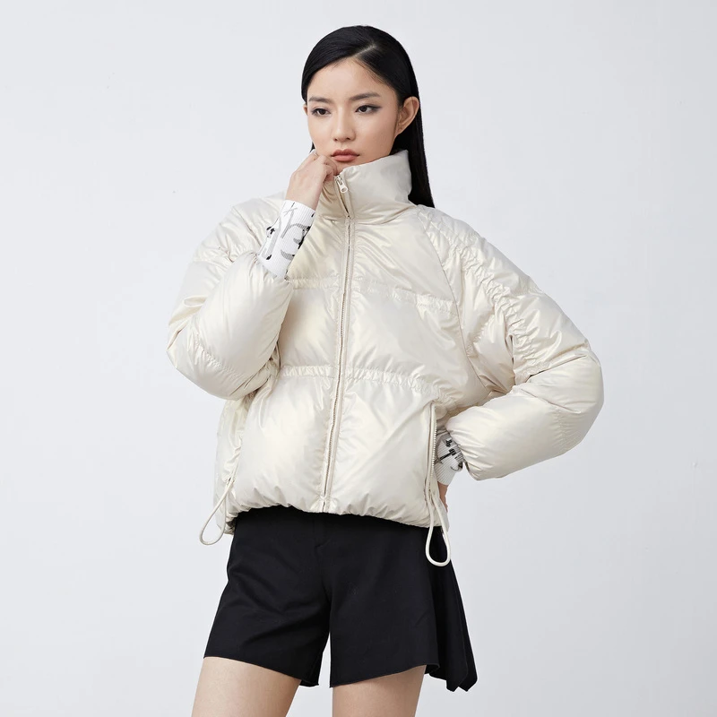 圣迪奥女装时尚休闲高领抽绳飘带宽松不规则短款羽绒服S21482402