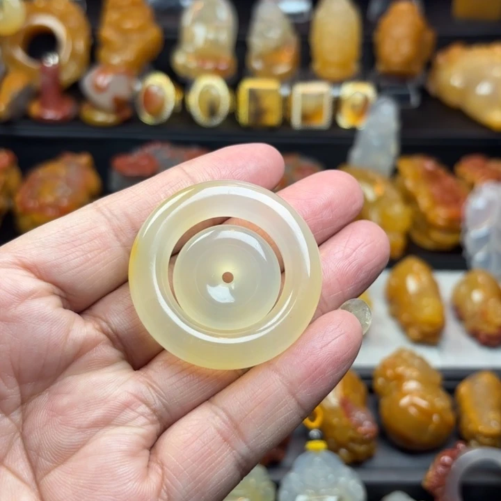 石英质玉（黄龙玉）未镶嵌颈饰