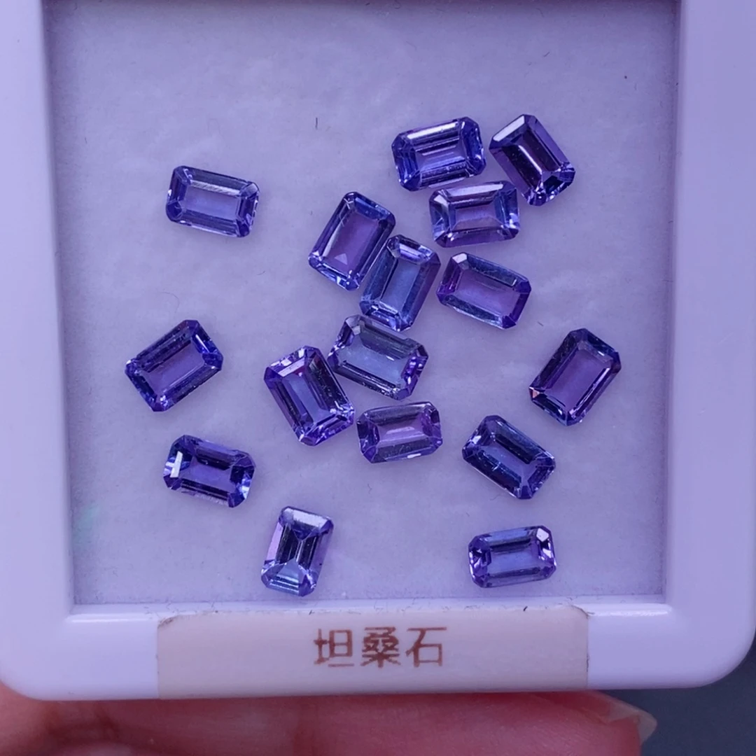 未镶嵌裸石坦桑石160一粒，仅供展示，挑好上定向