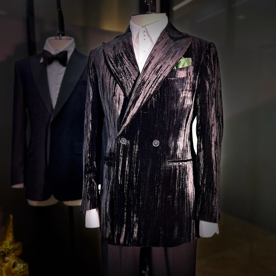 黑丝绒戗驳领双排二扣一修身男西服