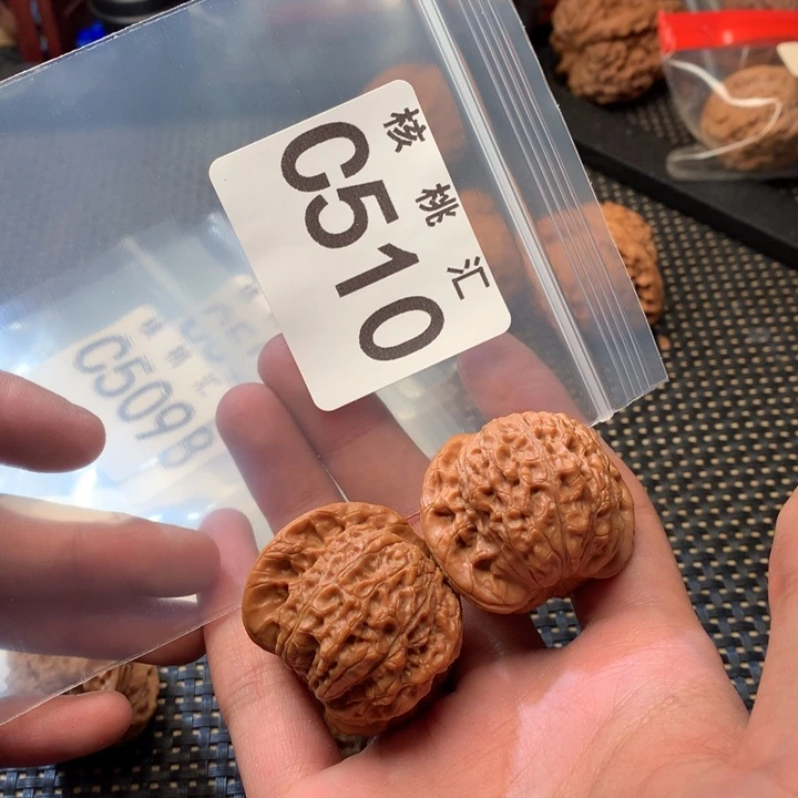 文玩核桃吊坠血麒麟