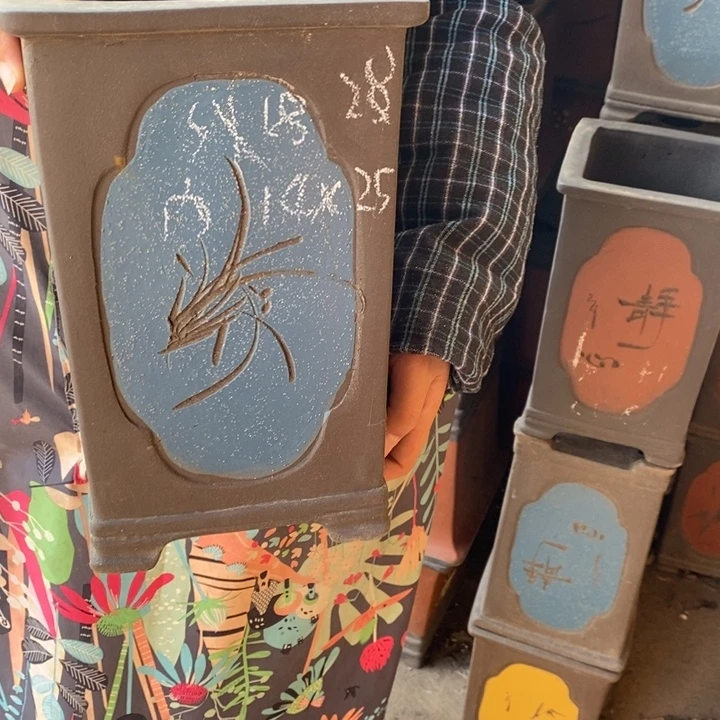 紫砂花盆只顾看手机和