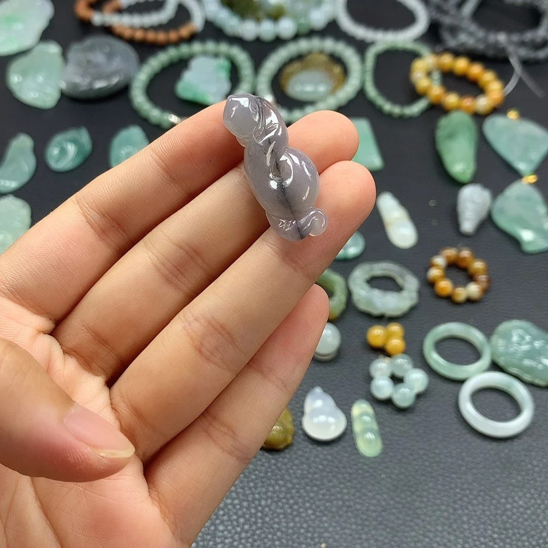 翡翠未镶嵌颈饰蛇