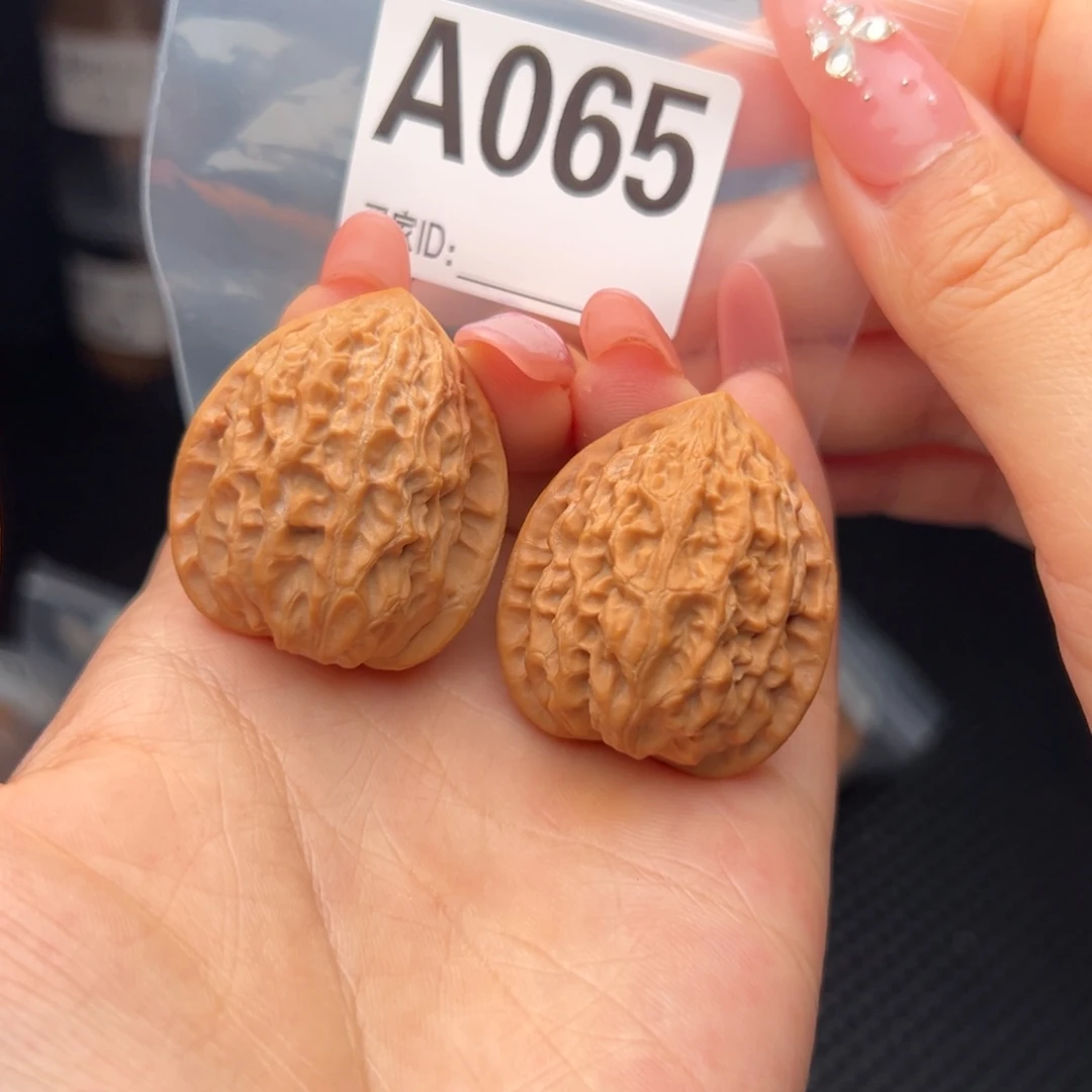 文玩核桃吊坠金牛33