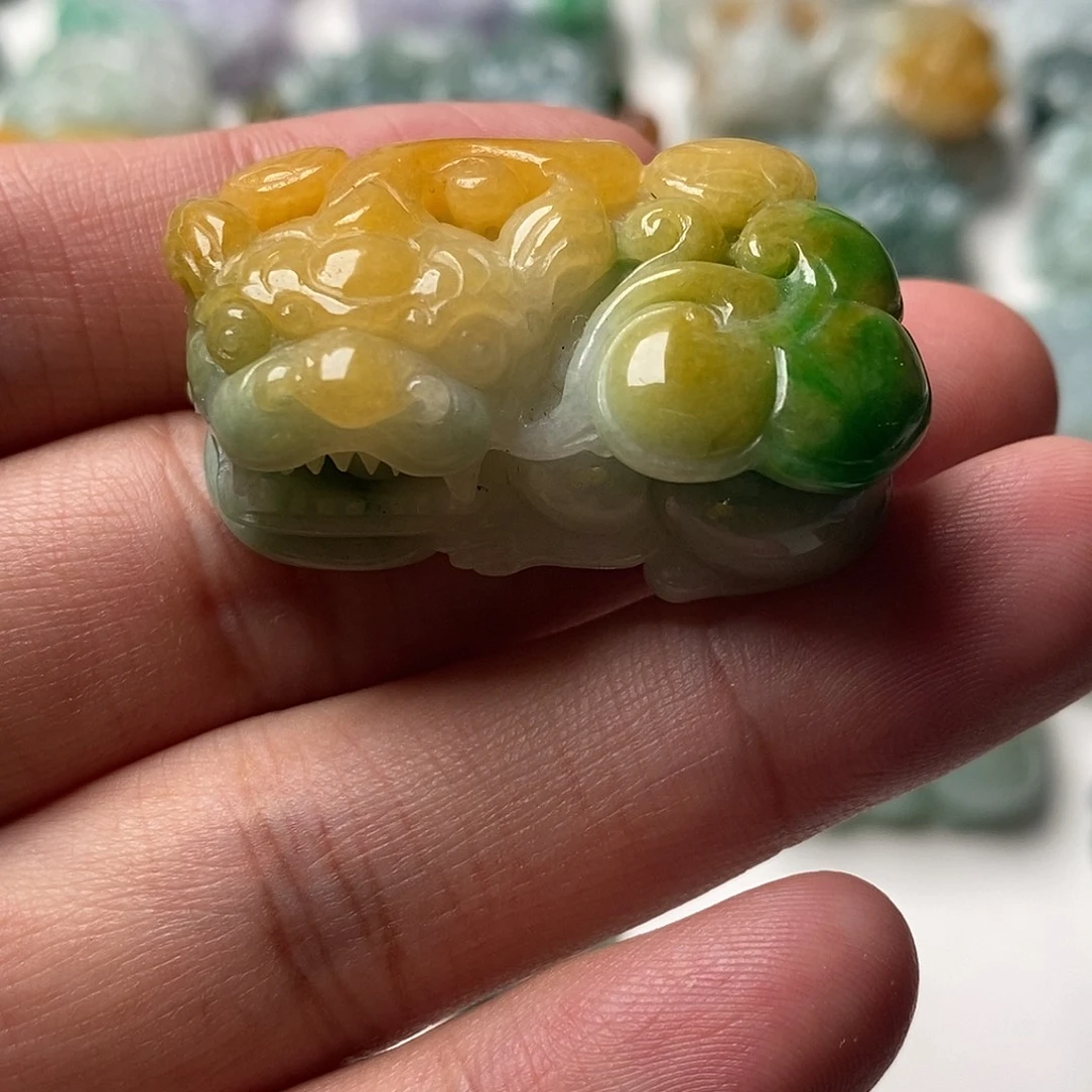 翡翠未镶嵌颈饰貔貅