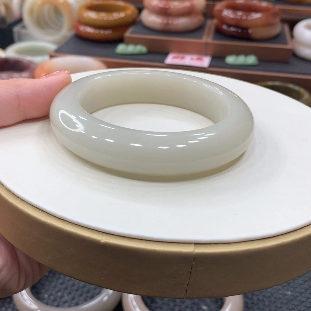 石英岩玉钛钢手镯