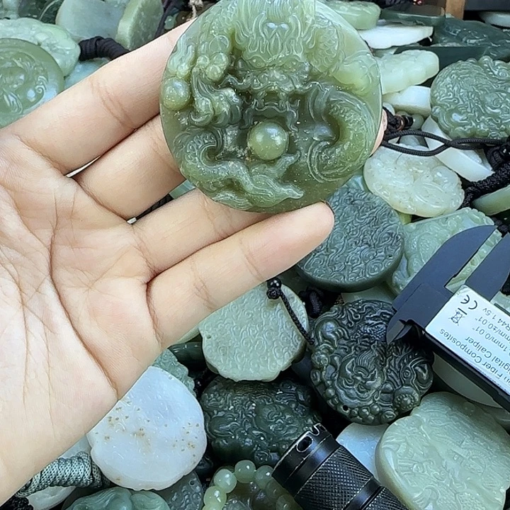 和田玉未镶嵌颈饰