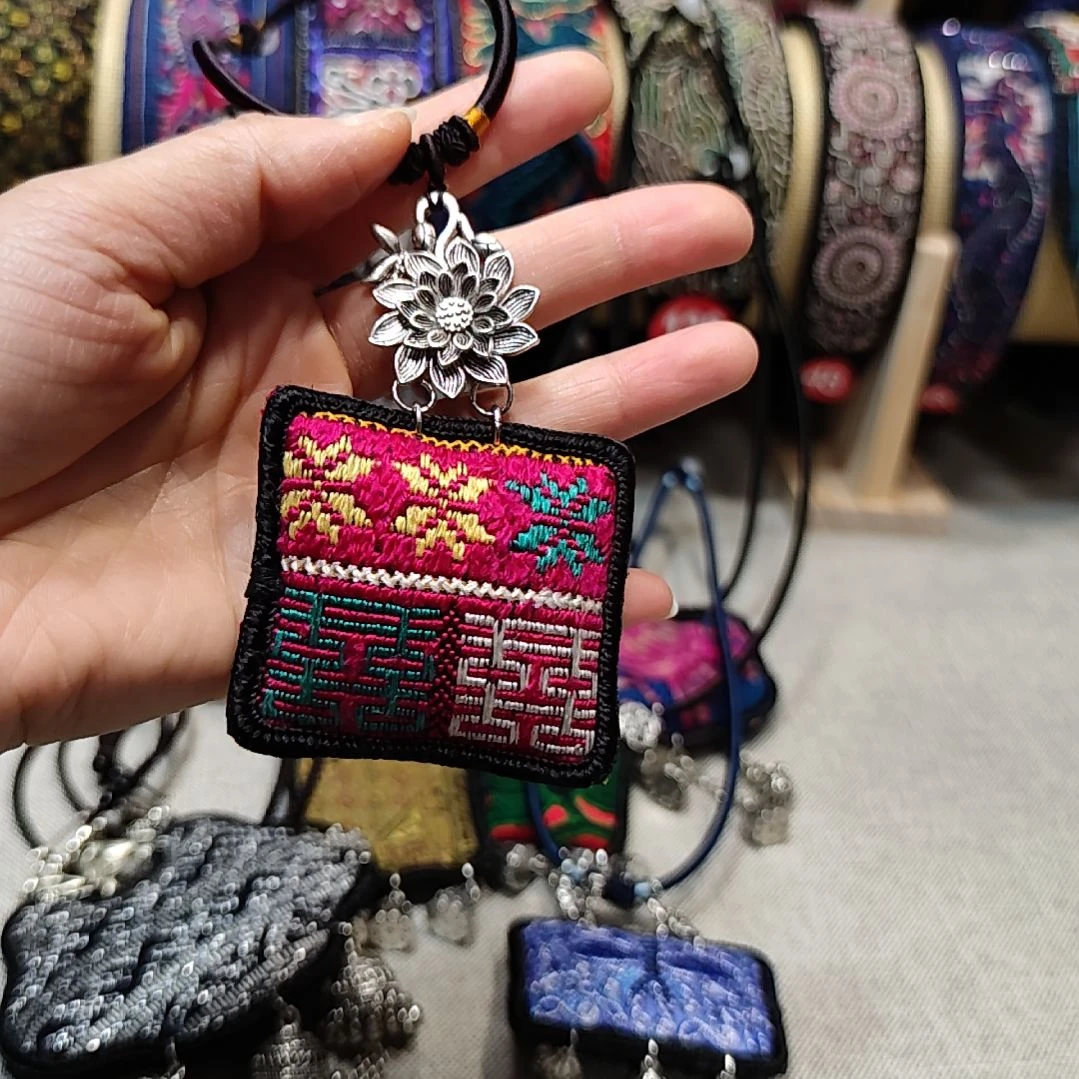 织绣数纱绣项链绣包