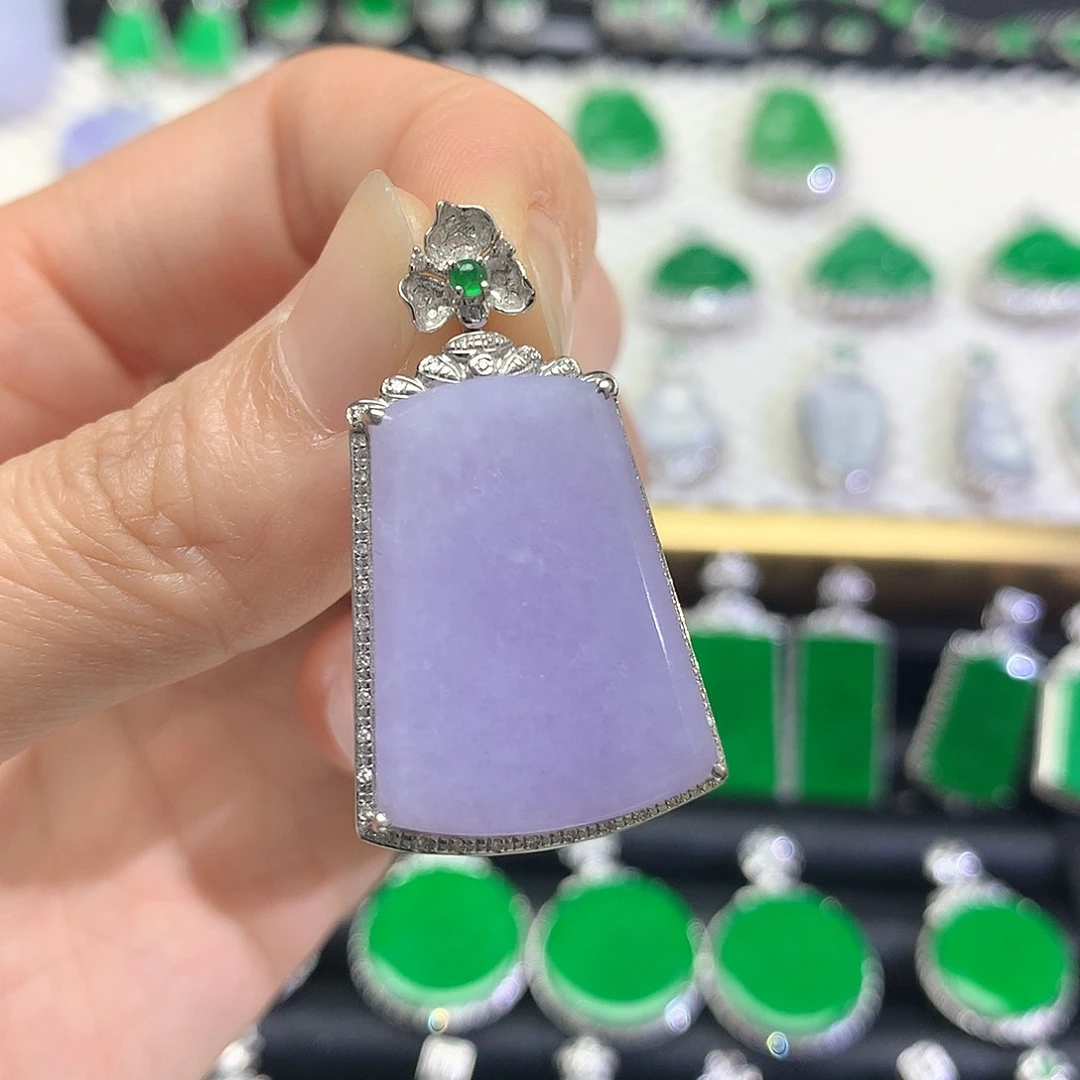 颈饰18K金镶嵌翡翠吊坠