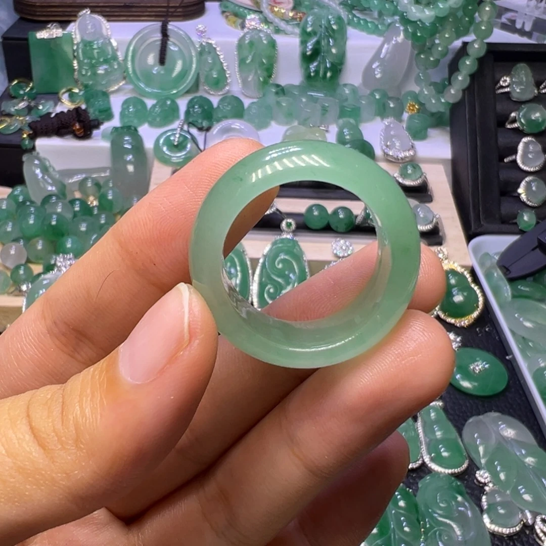 M****石英质玉（非洲翠）未镶嵌颈饰